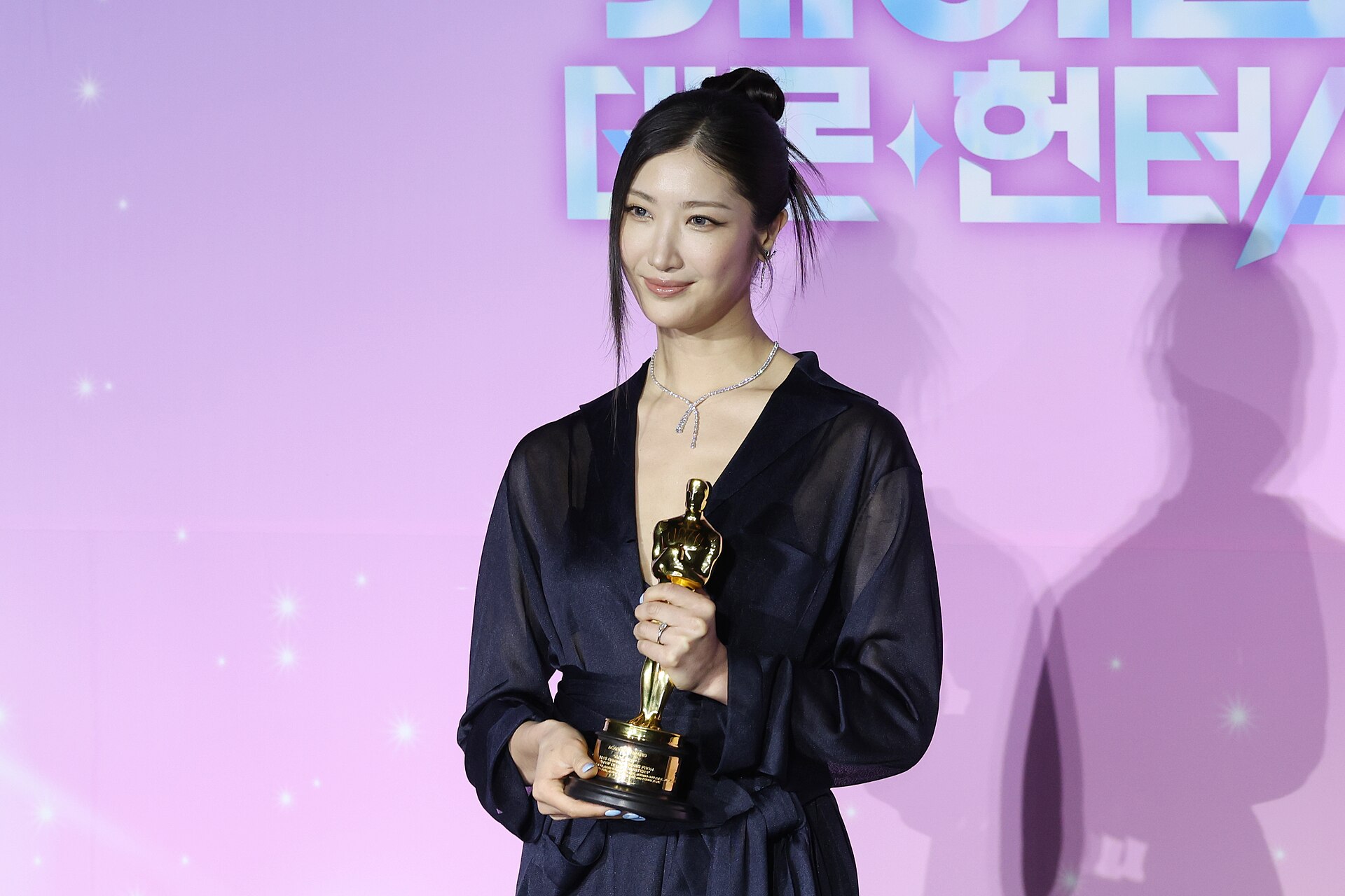 ejae holding her oscar